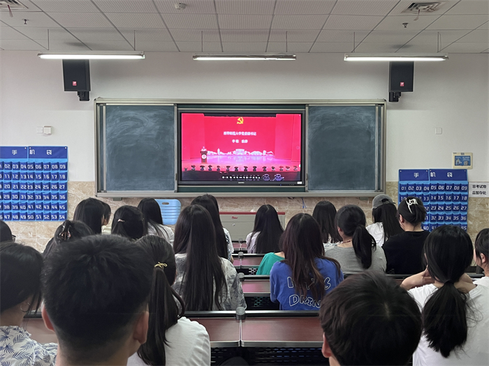 数字经济与管理学院组织全院师生观看红色典型进高校宣讲活动